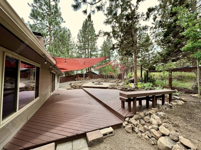 Building Photo - Inviting single-level home in forested SW Bend neighborhood