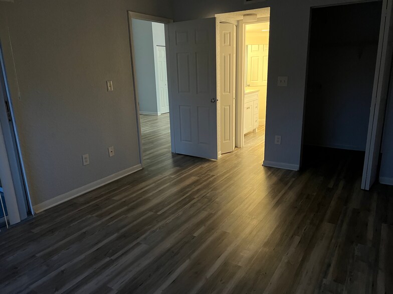 Building Photo - 2871 N Oakland Forest Dr