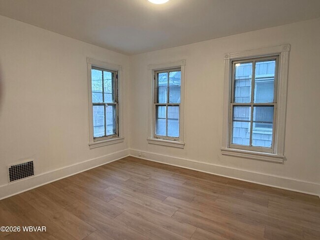 Building Photo - 345 Hastings St