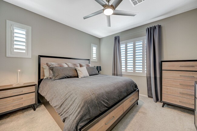 Building Photo - Modern 3 Bedroom Townhouse near Blue Diamond