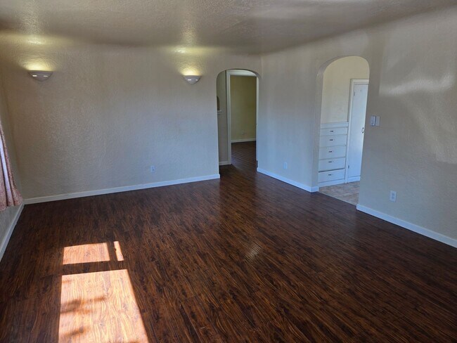 Building Photo - 2 Bedroom with Huge Yard in Springfield