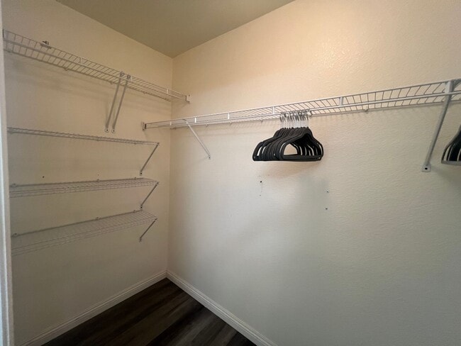 Building Photo - Spacious 4-Bedroom Home in Desirable Apple Valley Neighborhood