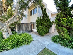 Building Photo - Spacious Single Level Upstairs Apartment!