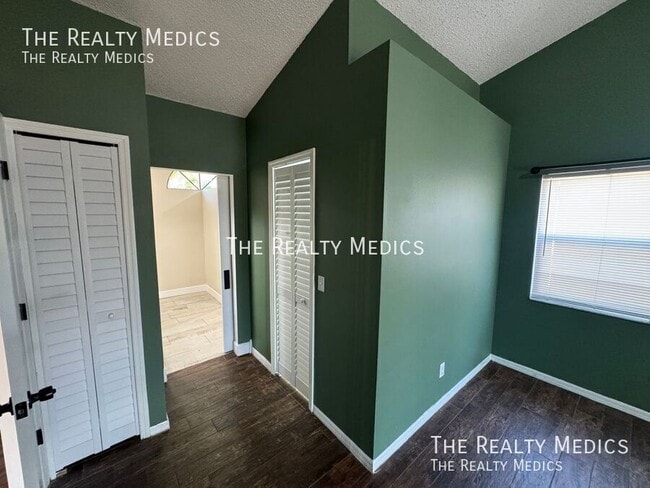 Building Photo - 2601 Bridle Dr