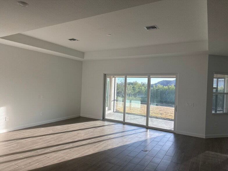 Building Photo - 7796 Lakes Edge Ln