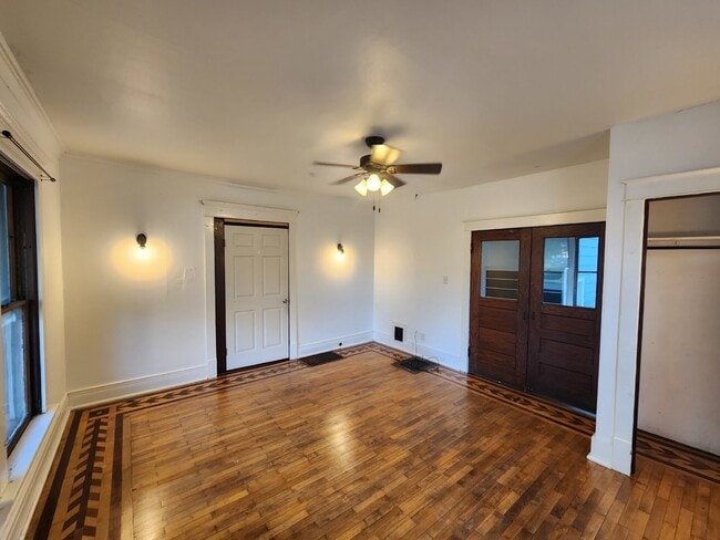 Building Photo - 4 Bedrooms 2 Kitchens & 2 Bathrooms