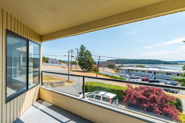 Building Photo - 2 Bed 2 Bath Water View Condo - Water/Sewe...