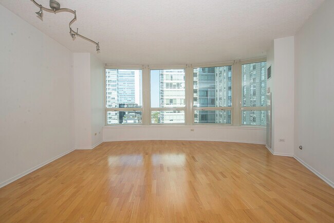 Building Photo - 600 N Kingsbury St
