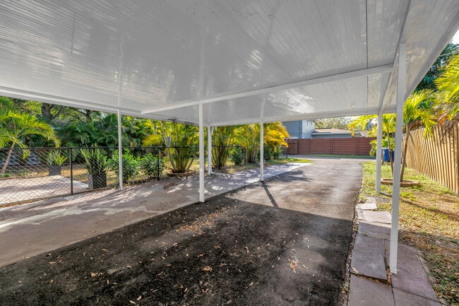 Building Photo - 652 42nd Ave NE