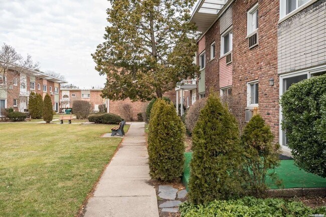 Building Photo - 257 N Newbridge Rd