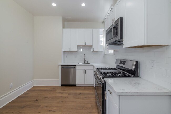 Building Photo - Fully Remodeled, Top Floor 3/2 Full Floor Flat W/ Bonus Room! In-Unit W/D!