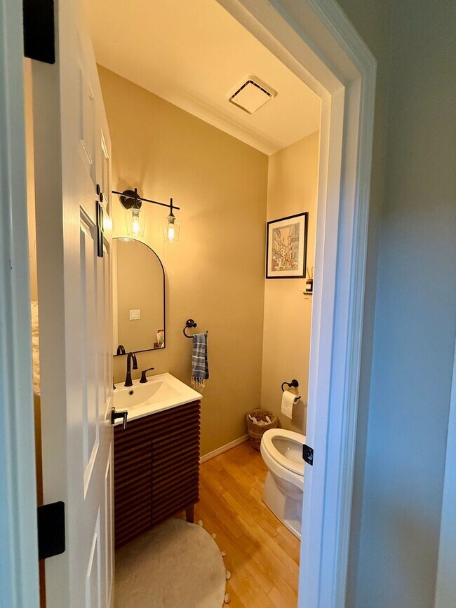 Building Photo - Beautifully Renovated 5 Bed + Bonus Room Home in Forest Heights with a Wrap-Around Porch, Designe...