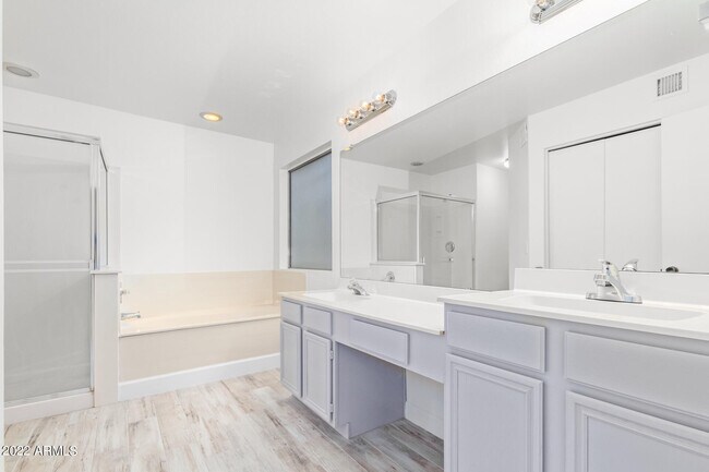 Building Photo - 509 E Rimrock Dr