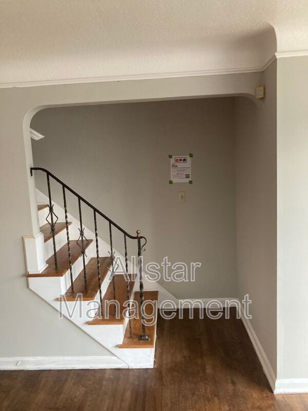 Building Photo - 320 Halle Dr