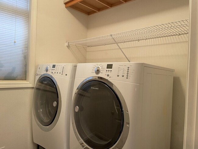 Building Photo - FANTASTIC 4 Bed 2.5 Bath Home in Salmon Cr...