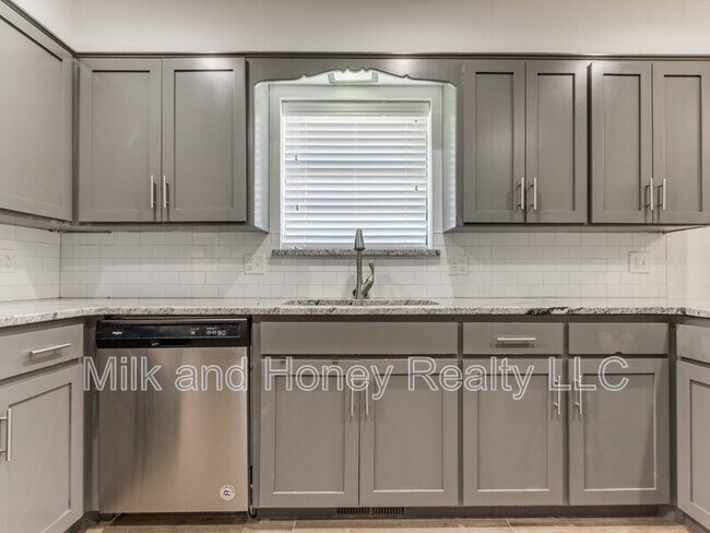 Building Photo - 3004 Kent Dr