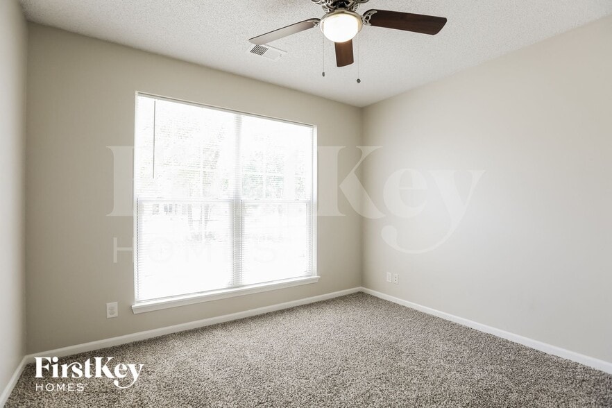 Building Photo - 724 Bristol Dr