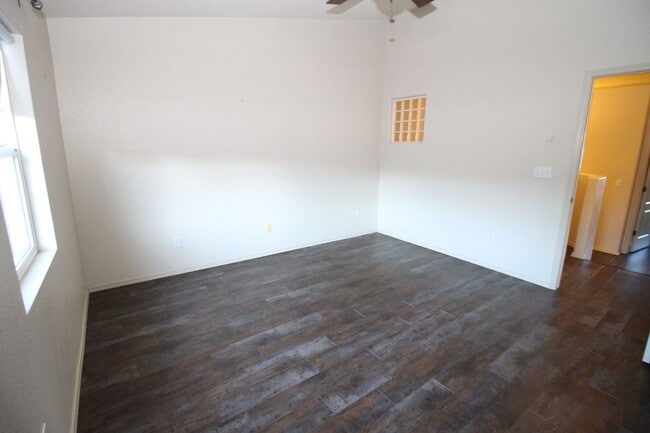 Building Photo - Beautiful 2bdrm 3 bath 2 car garage townhome