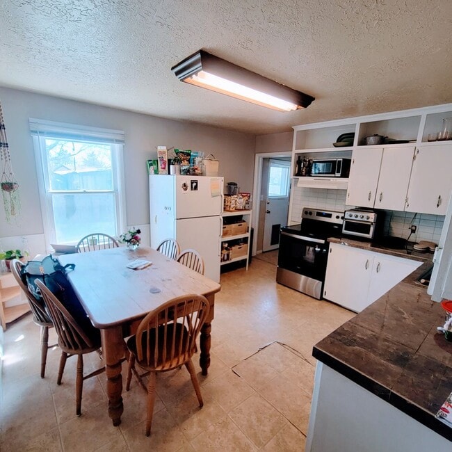 Building Photo - Private East Murray Home with HUGE yard!