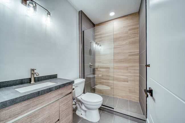 Building Photo - 5818 NW 119th Dr