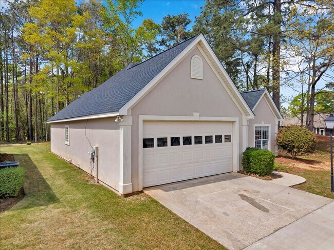 Building Photo - Country Club Living