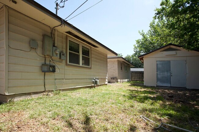 Building Photo - 938 Shawnee St