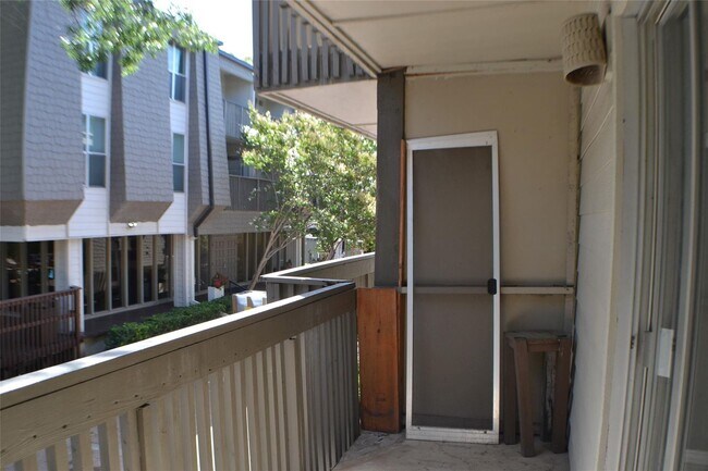 Building Photo - Condo Near Love Field Airport