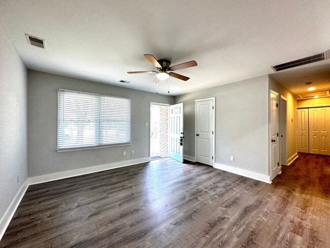 Building Photo - Gorgeous 3 Bed 1 Bath Renovated Brick Home...