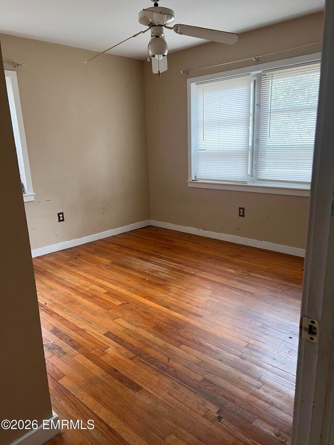 Building Photo - 107 Oak Ridge Dr