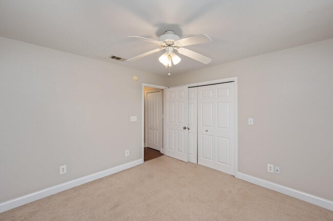 Building Photo - 49 Circle Dr