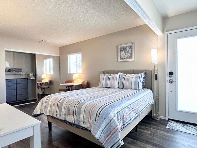 Building Photo - Private Room for Rent