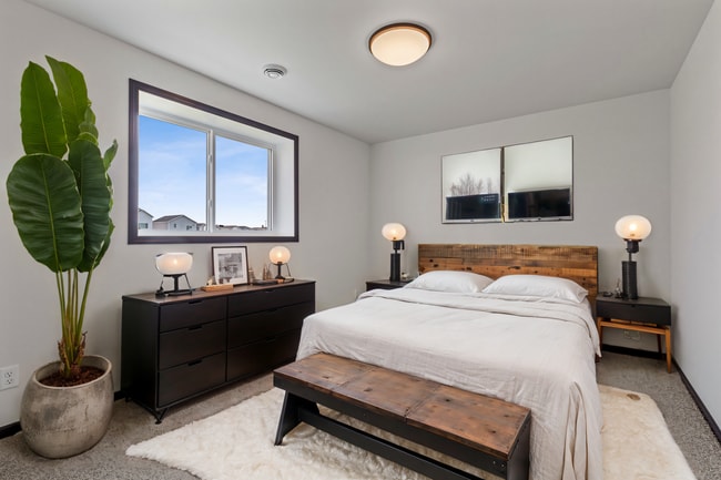 Building Photo - 4-bedroom, 3-bathroom Horace Single-Family Home w/ 3 Stall Garage