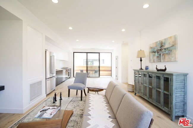 Building Photo - 860 S Wilton Pl