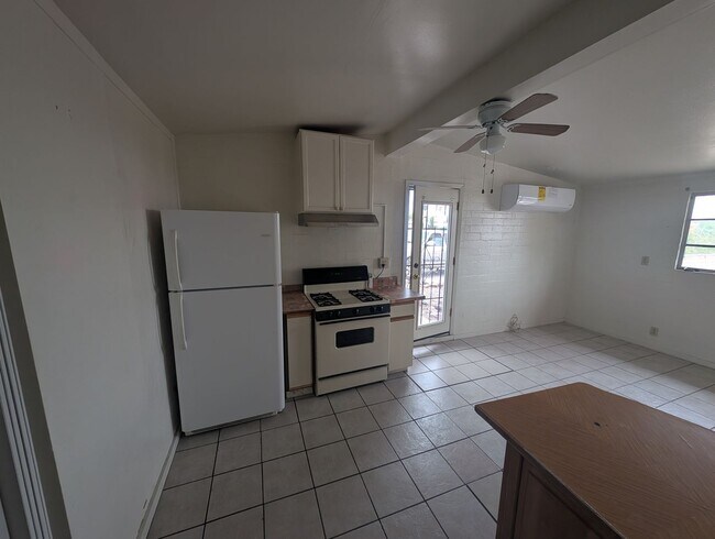 Building Photo - Cute 1 Bedroom 1 Bath Home
