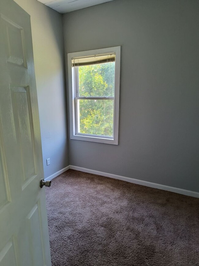 Building Photo - 2 Bed 1 Bath Home only $850 month