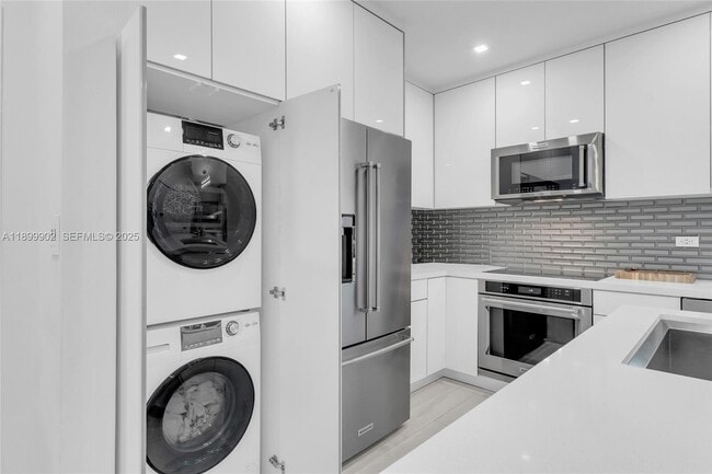 Building Photo - 2525 SW 3rd Ave