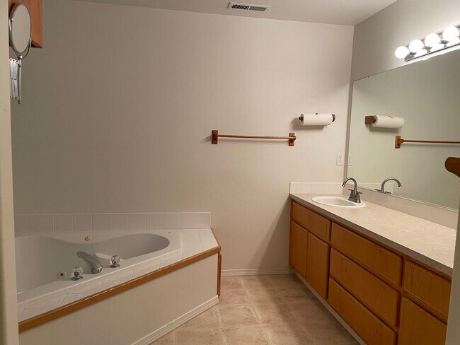 Building Photo - FANTASTIC 4 Bed 2.5 Bath Home in Salmon Cr...