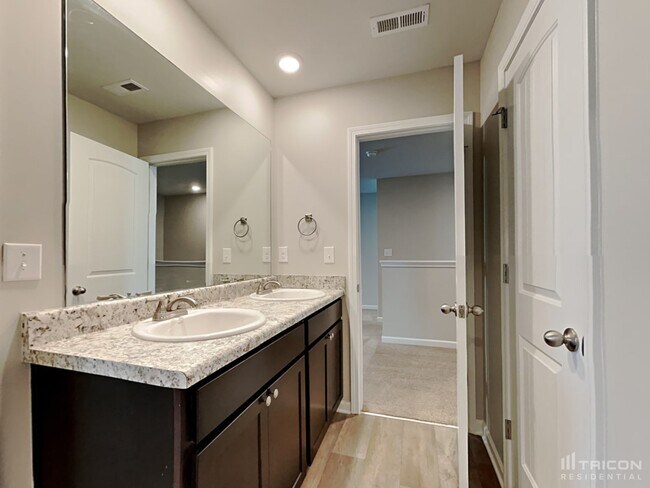Building Photo - 1071 Bluecoat Cir