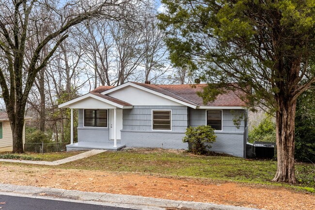 Building Photo - Newly Renovated 4 Bedroom 2 Bath Home with...