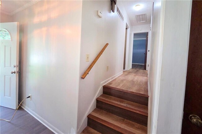 Building Photo - 3533 Charlotte Dr