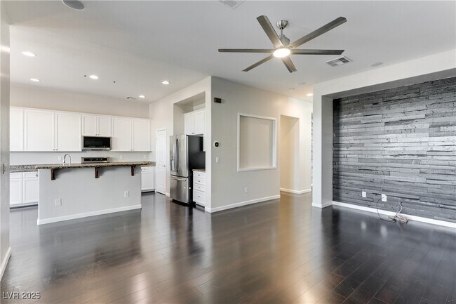 Building Photo - 6632 Ditmars St