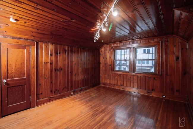 Building Photo - Prime location & Space!