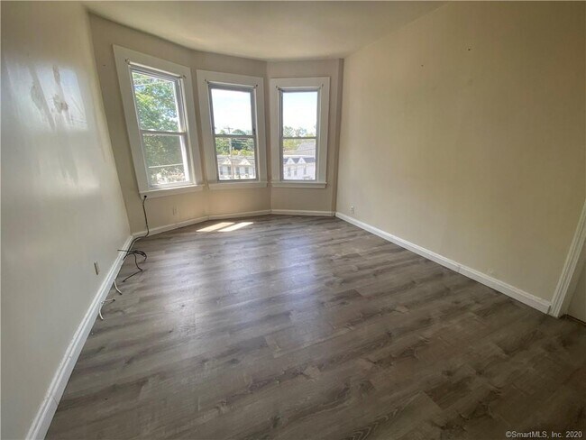 Building Photo - 282 Putnam St