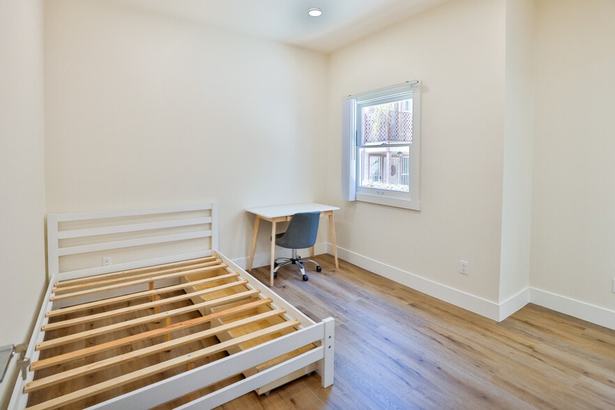 Building Photo - 1426 W 27th St