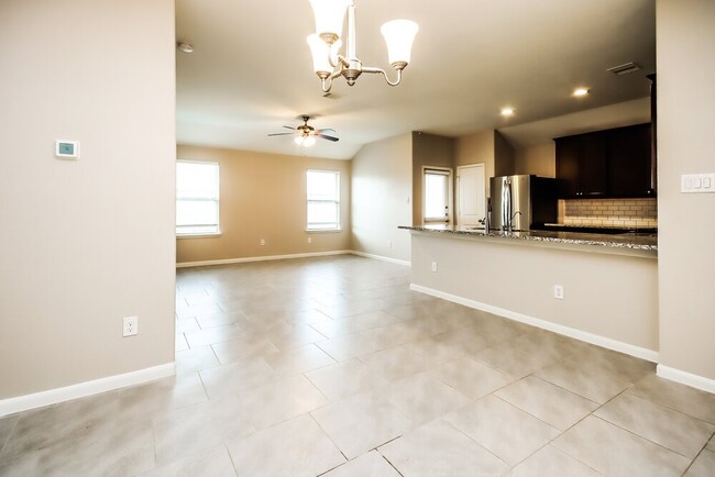 Building Photo - 622 Harvest Bluff Dr