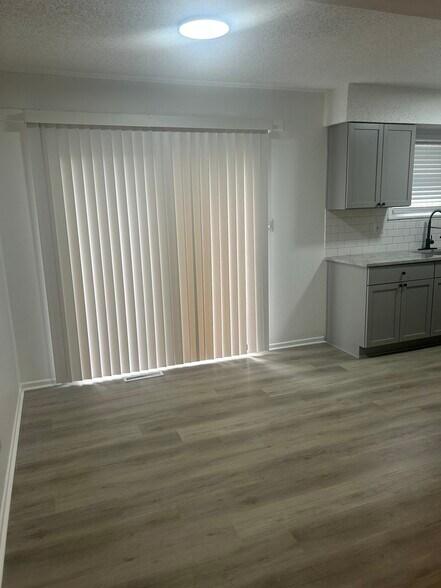Building Photo - 3803 NE Colonial Dr