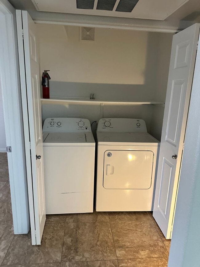 Building Photo - 1295 N Ash St