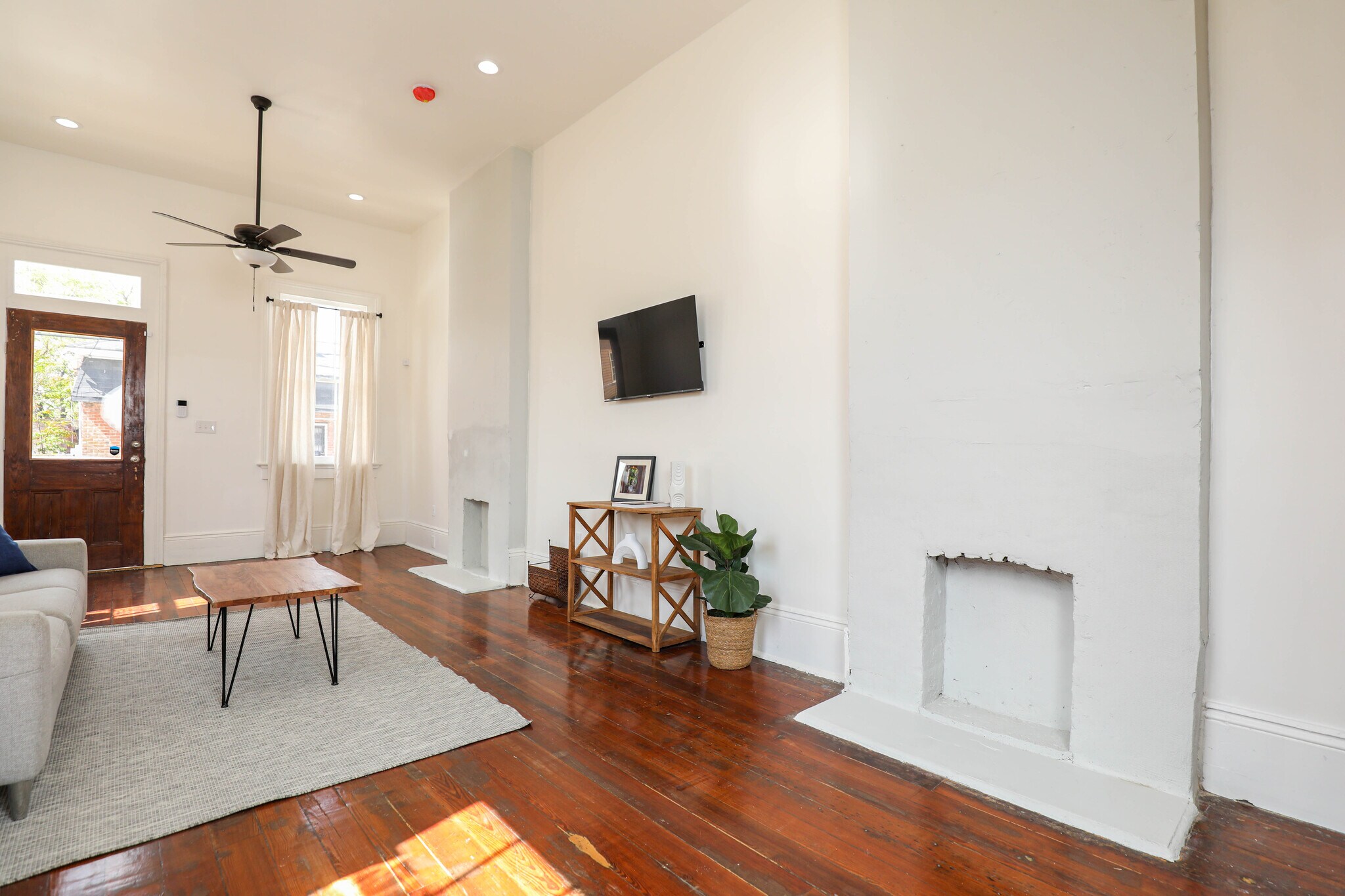 Building Photo - 2413 1st St