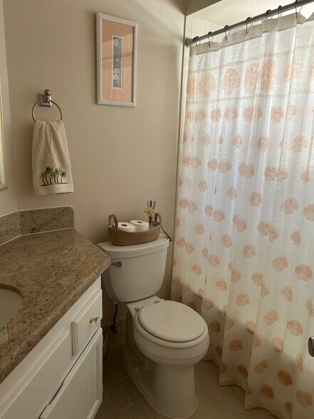 Building Photo - 1127 E Seminole Ave