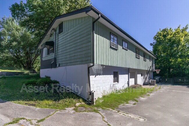 Building Photo - 708 Dutch Valley Drive Northeast - 1